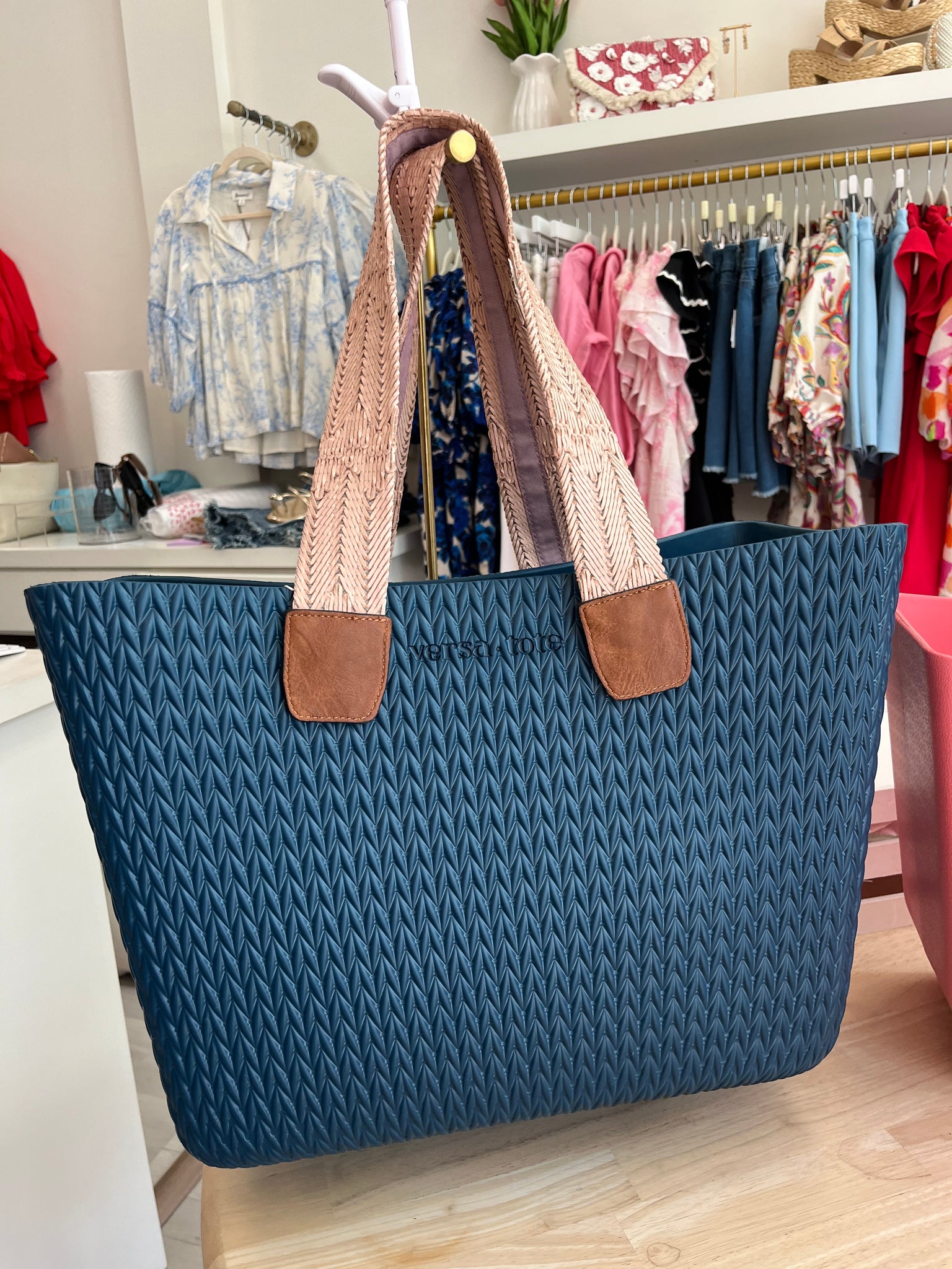 Versa Tote Textured Lg Bl.