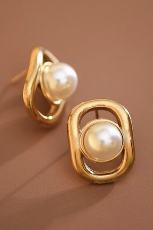 Pearl and Gold Stud Earring